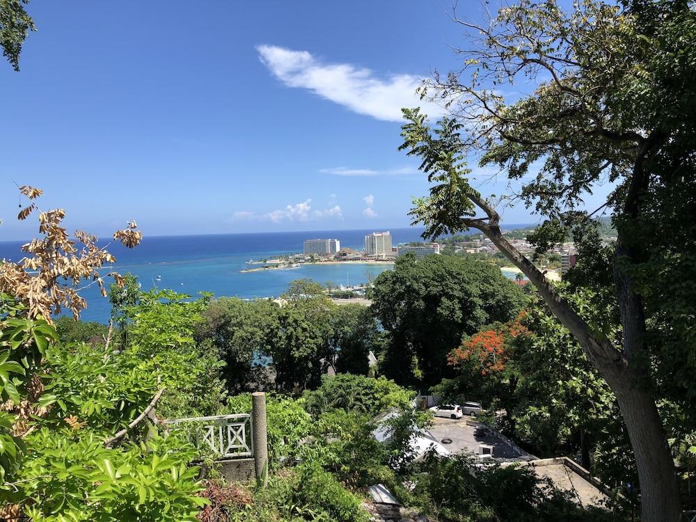 Skycastles Condominiums Ocho Rios Exteriör bild