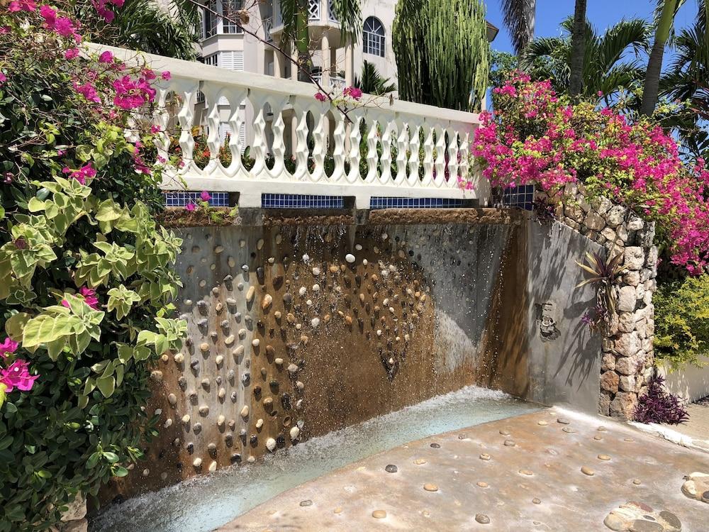 Skycastles Condominiums Ocho Rios Exteriör bild