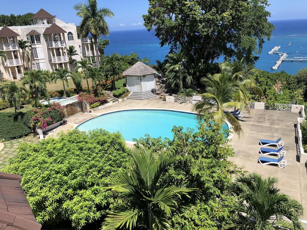 Skycastles Condominiums Ocho Rios Exteriör bild