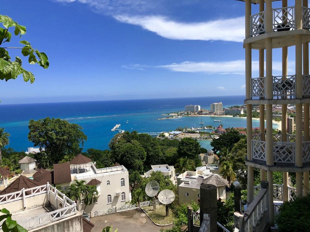 Skycastles Condominiums Ocho Rios Exteriör bild