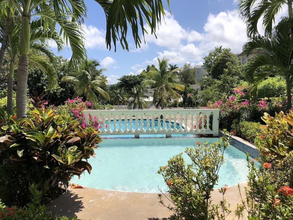 Skycastles Condominiums Ocho Rios Exteriör bild