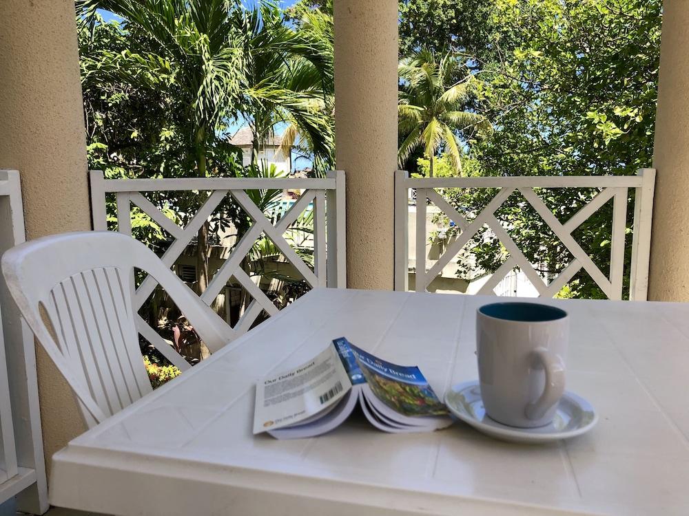 Skycastles Condominiums Ocho Rios Exteriör bild